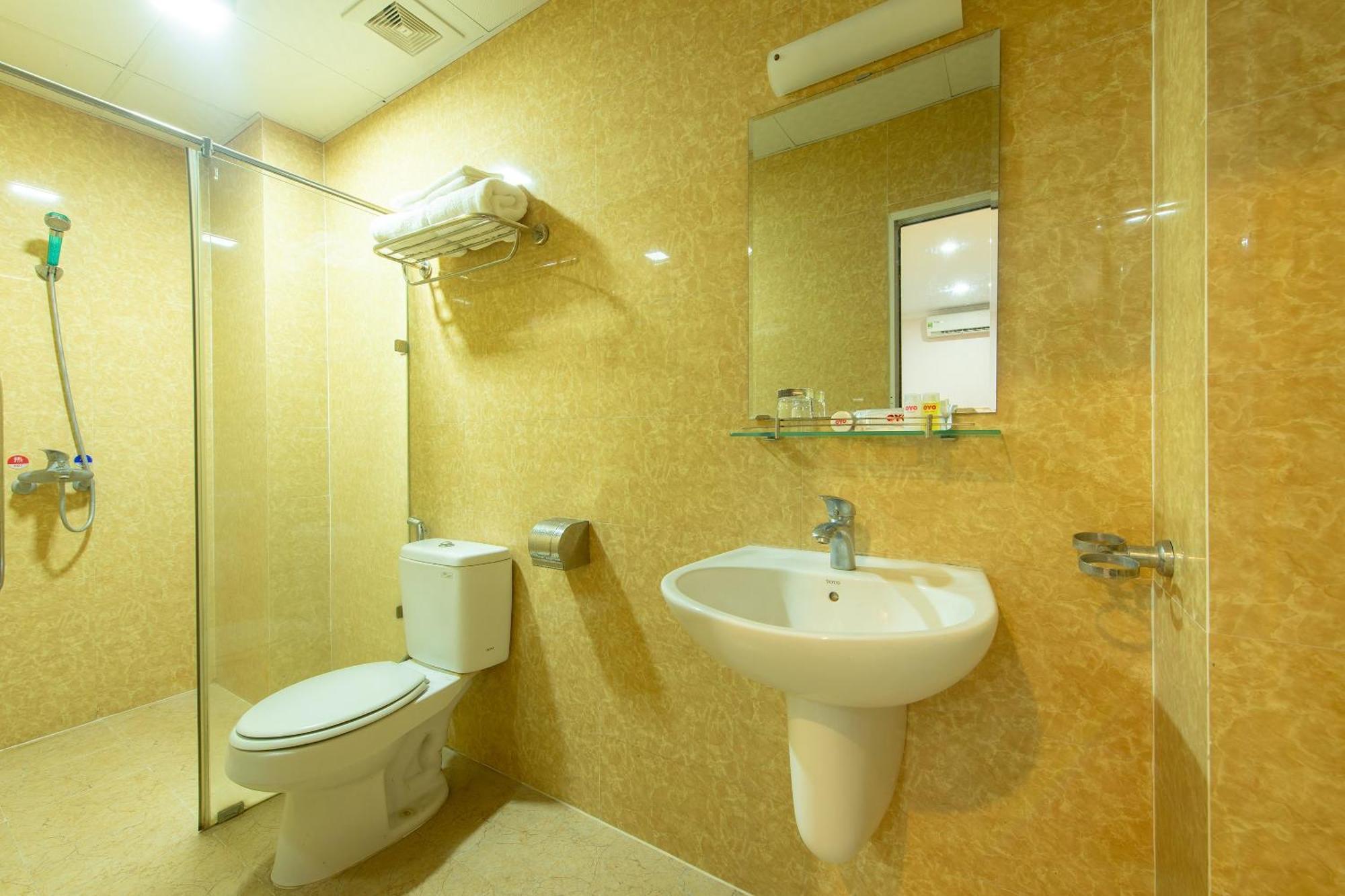 Capital O 417 Truong Son Hotel Hanoi Bagian luar foto