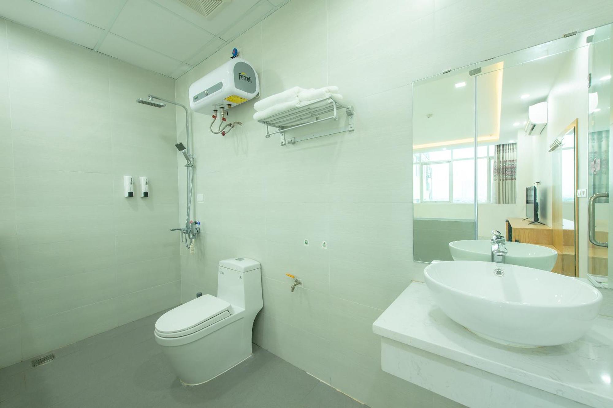 Capital O 417 Truong Son Hotel Hanoi Bagian luar foto