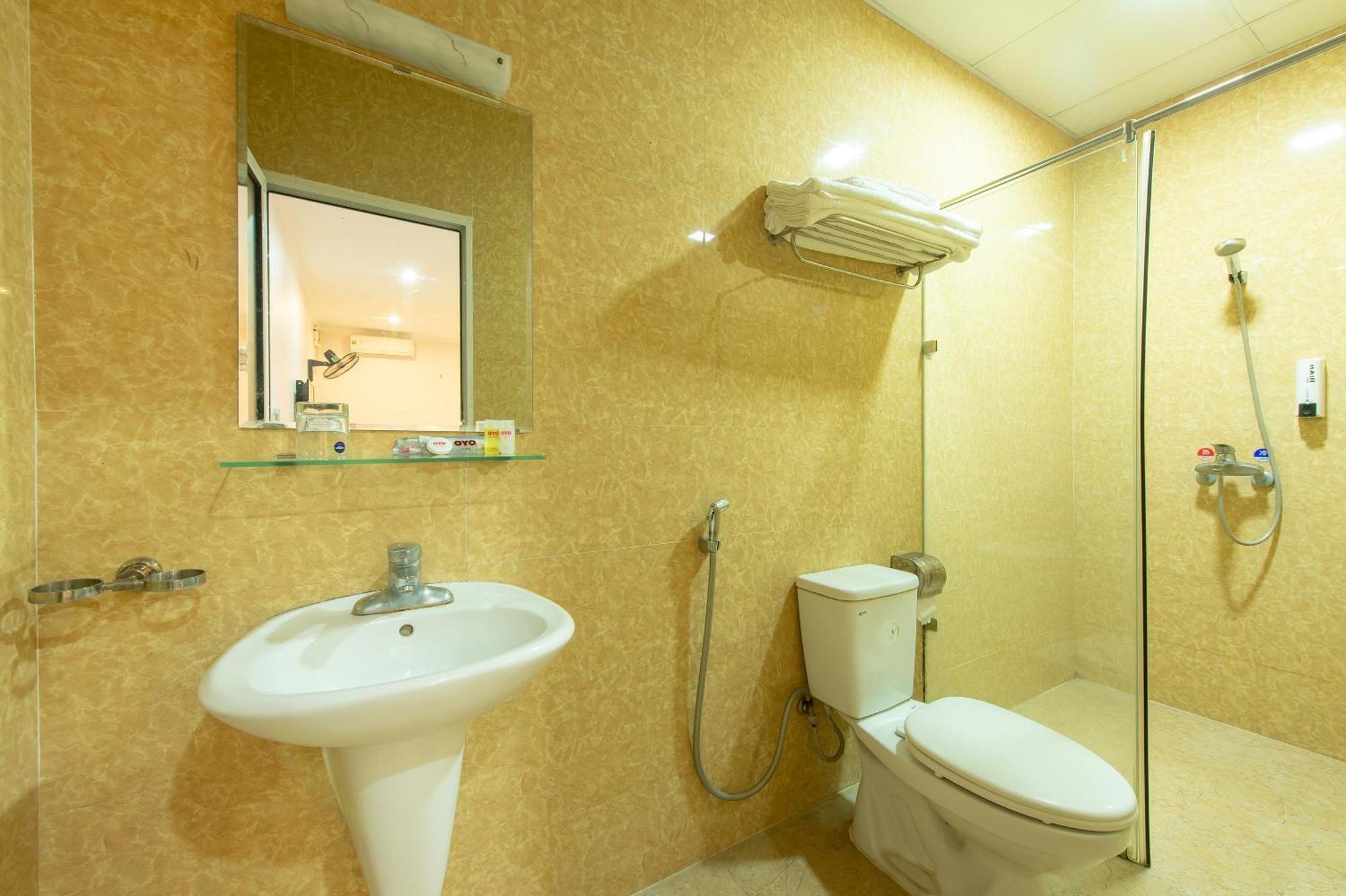 Capital O 417 Truong Son Hotel Hanoi Bagian luar foto